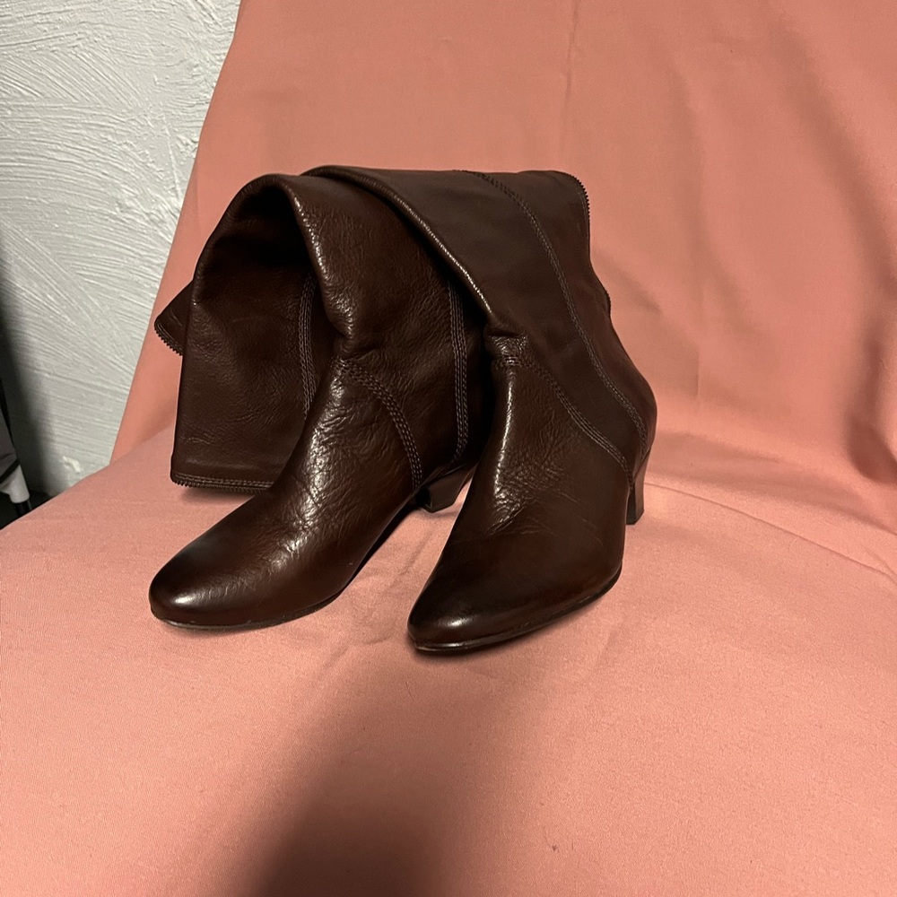Like new Frye Company 100% genuine leather brown boots. Size 7.